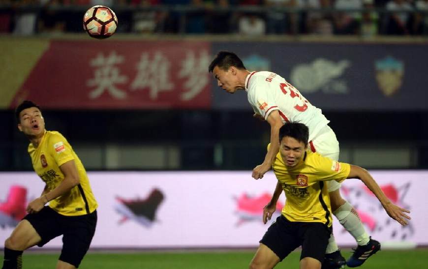 开云-包含辽宁本钢训练开放日,清晨队长鼓劲引欢呼,中超在即,更衣室氛围转暖的词条